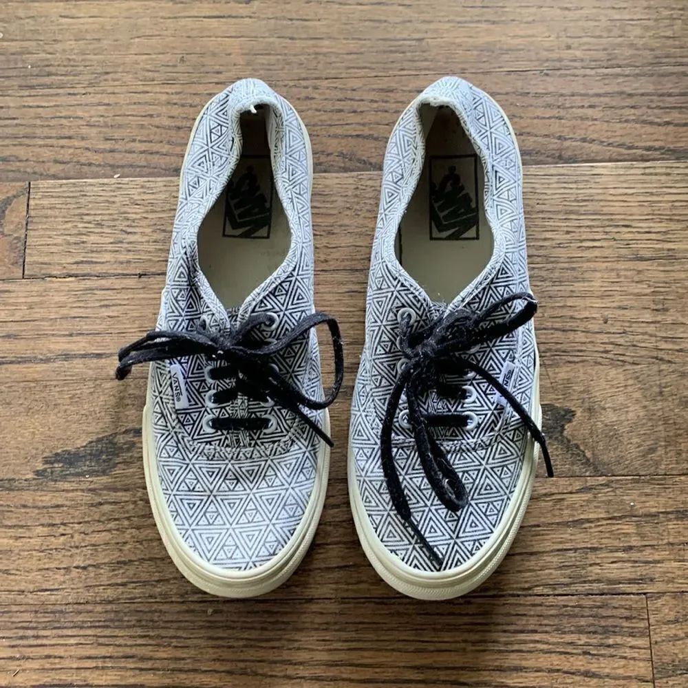Vans black and white geometric triangle print lace up sneakers mens 7 woman 8.5